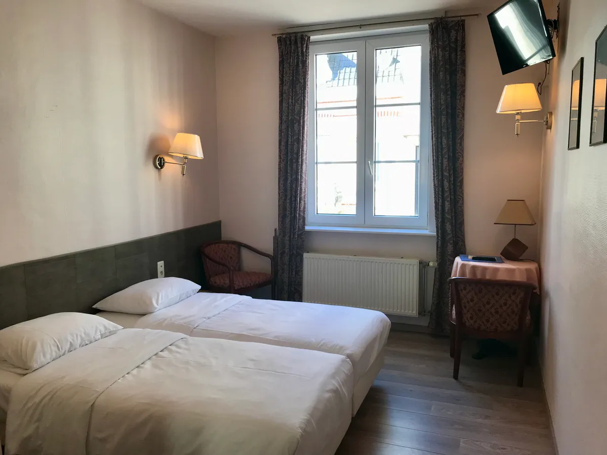 Comfortkamer met douche en twee aparte bedden